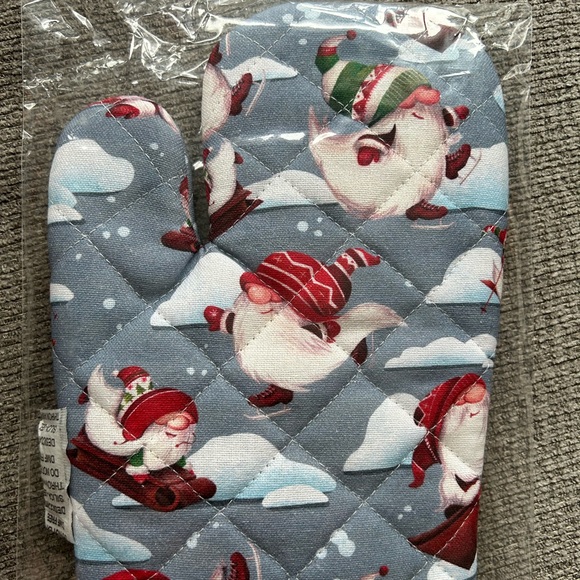 Christmas Gnome Oven Mitt - Picture 5 of 6